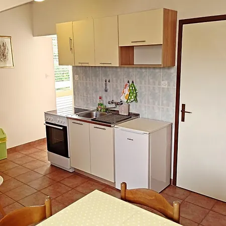 Mirjana F Apartment *